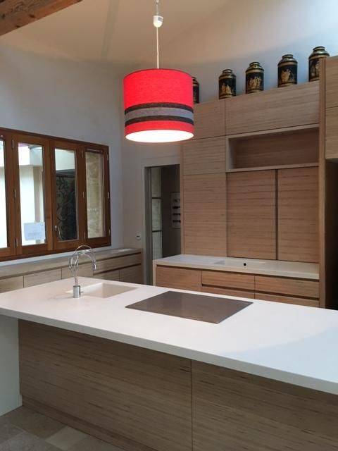 Une cuisine en bois avec îlot central à Sanary