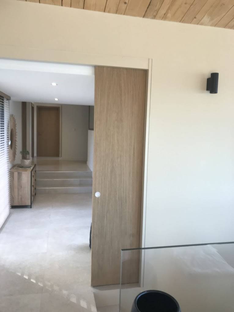 Fabrication de portes intérieures coulissantes à galandage en bois sablé à Sanary