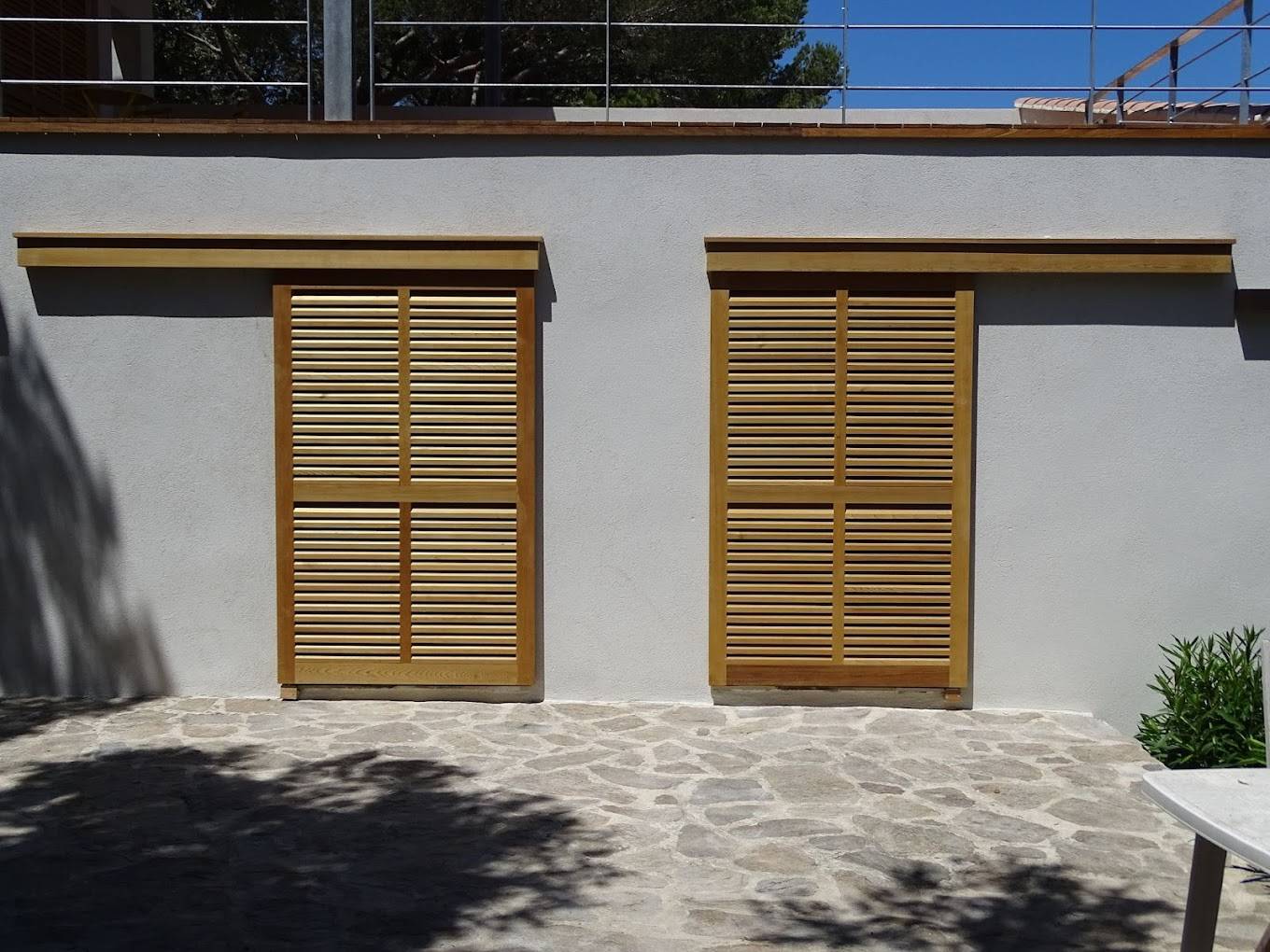 Pose de volets persiennes coulissants en bois au Lavandou