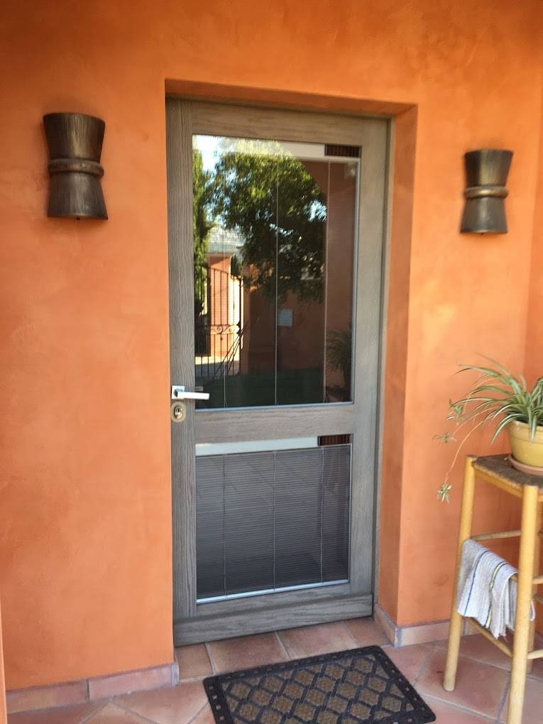 Porte vitrée et bois avec store à Hyères