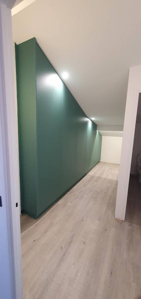 Fabrication et pose d'un dressing sous rampant à Hyeres