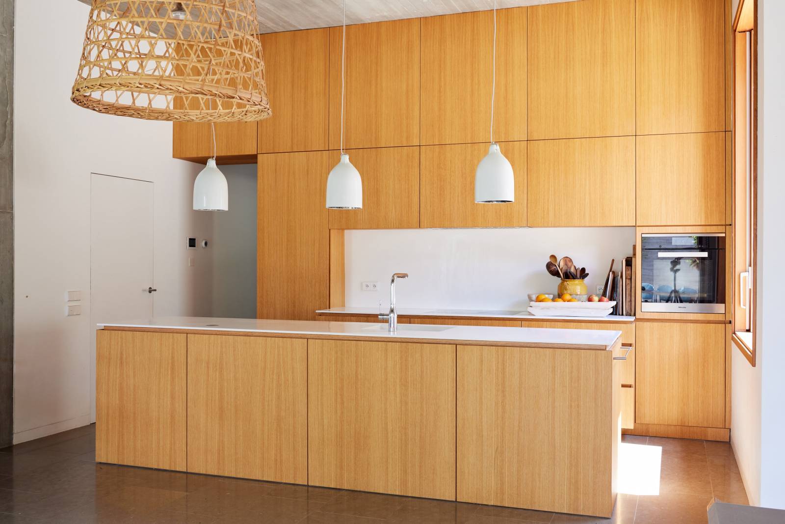 Une cuisine en bois à Hyères, dans le Var