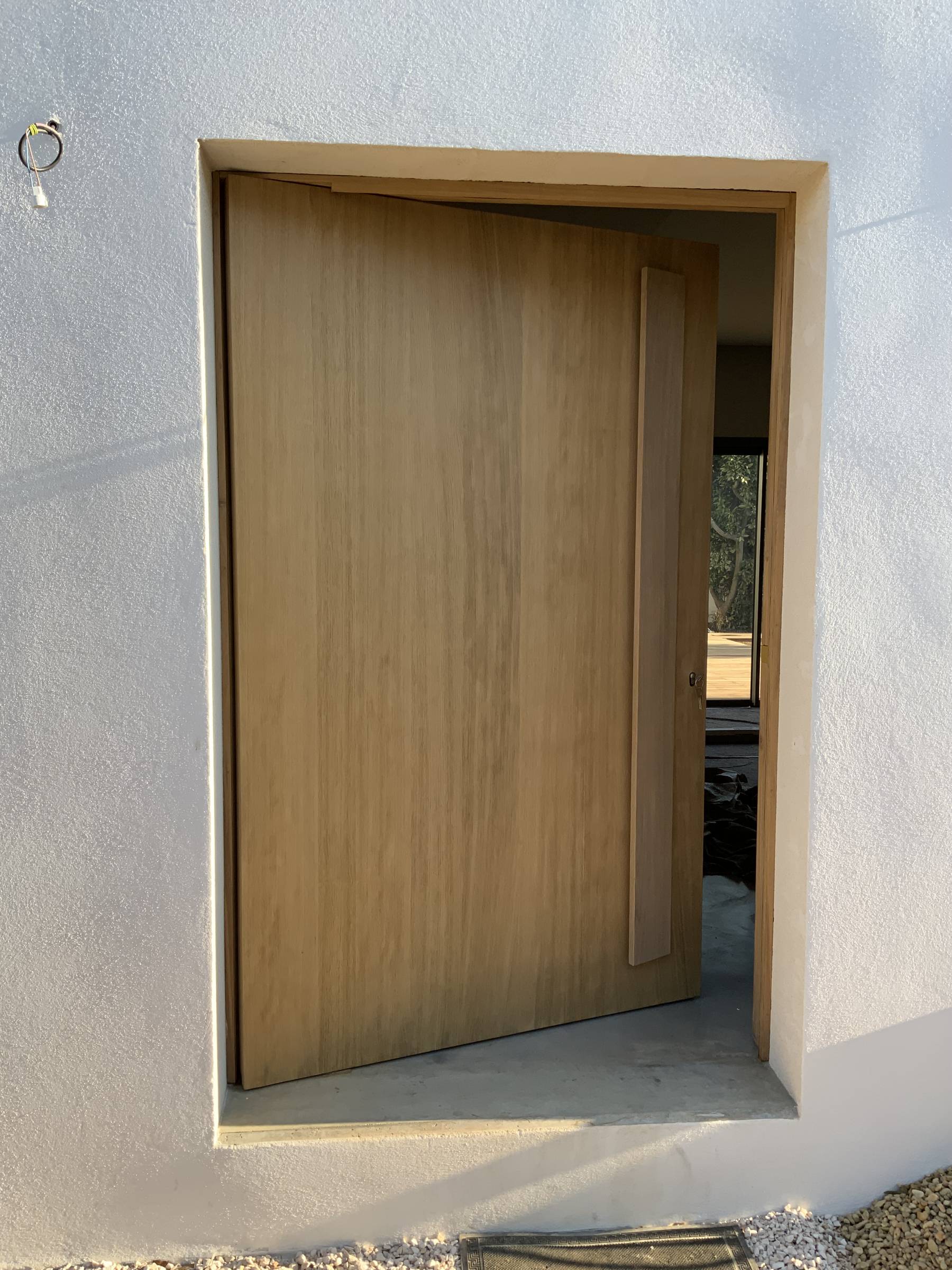 Fabrication sur-mesure porte d'entrée en bois design à Hyères (83)