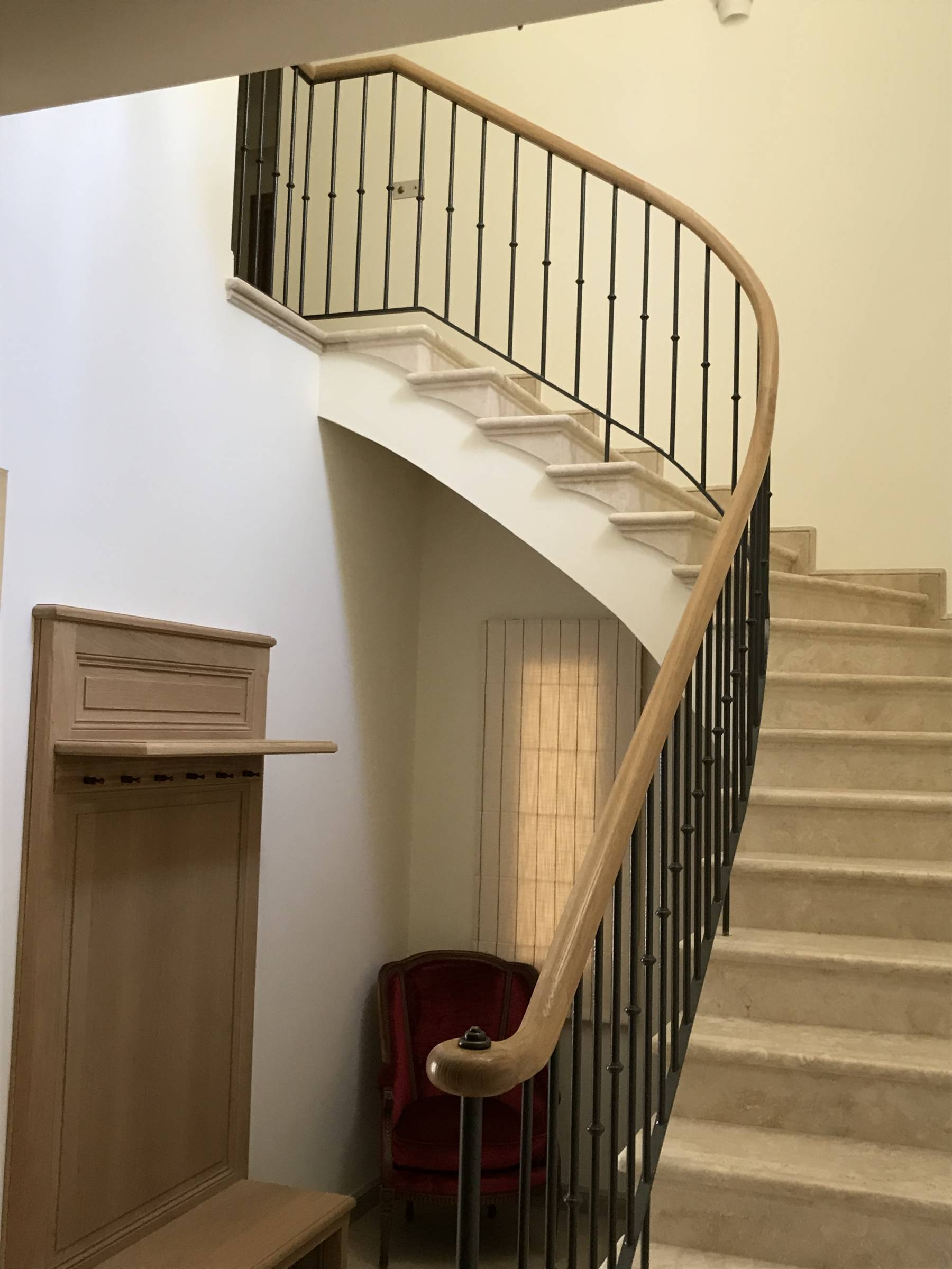 Une main courante en bois pour escalier intérieur à Sanary-sur-Mer