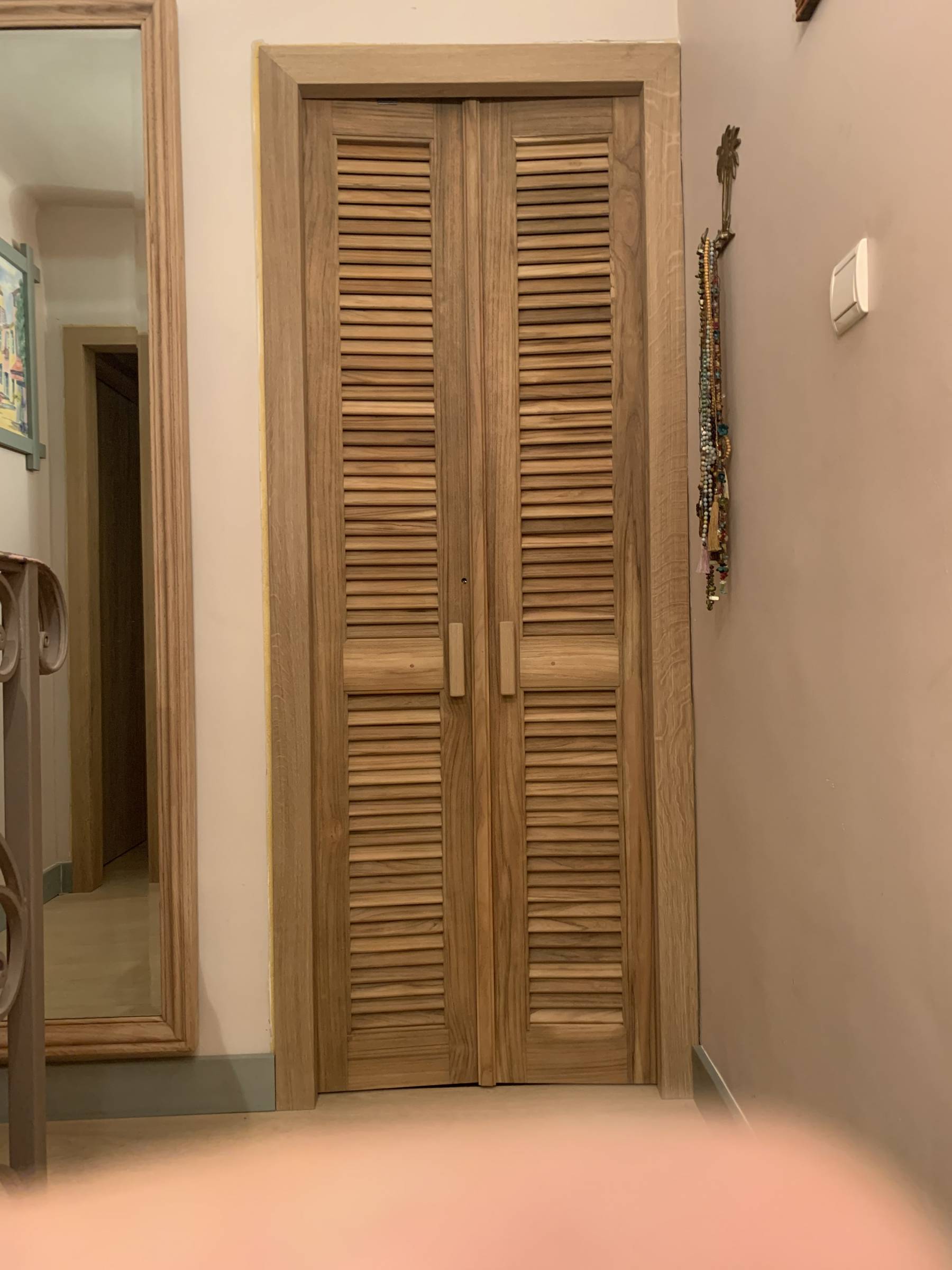 Fabrication menuiserie : porte placard persienne bois sur-mesure à Saint-Tropez 83