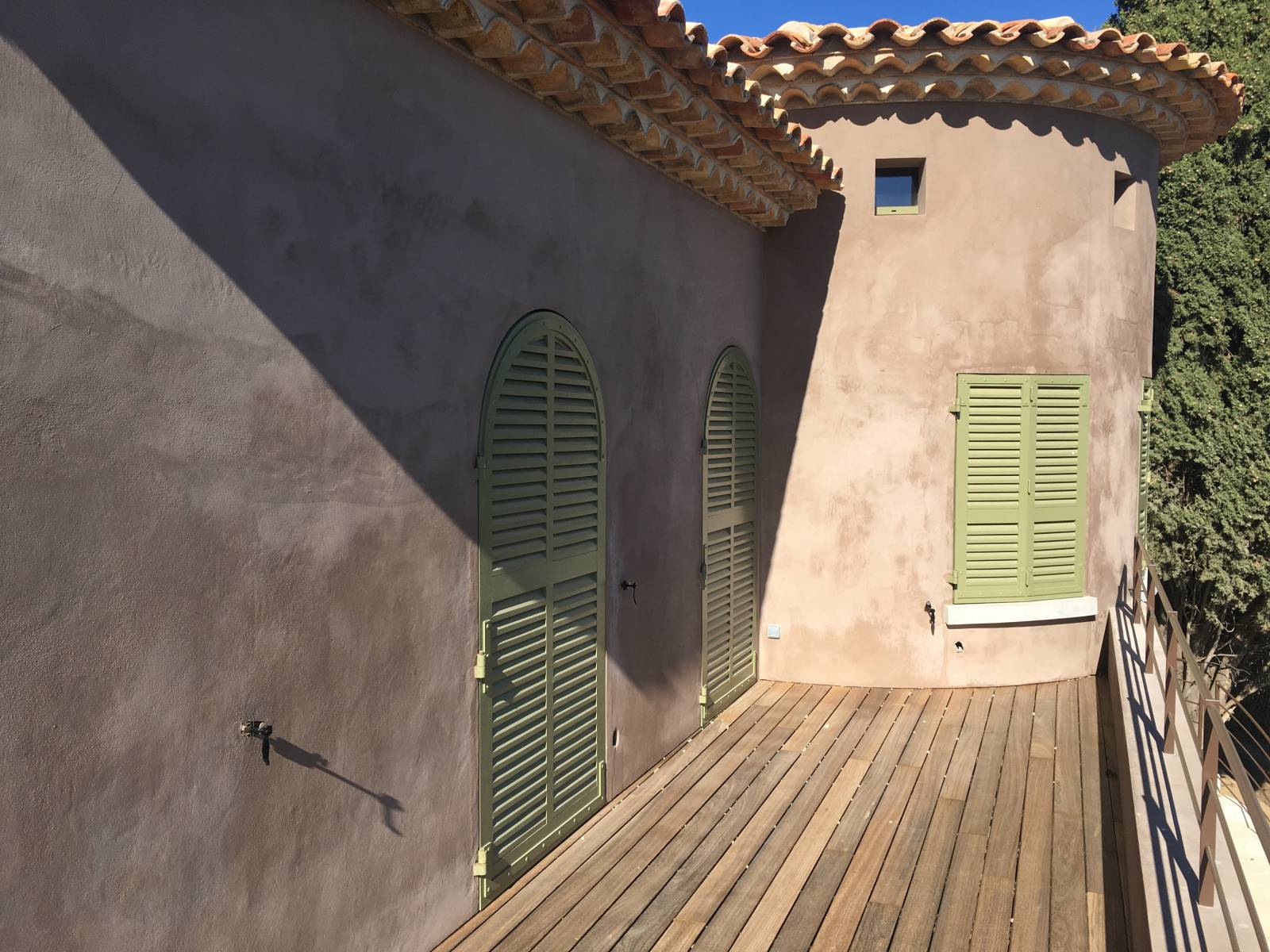 Conception et pose de volets bois repliables à Bormes-les-Mimosas