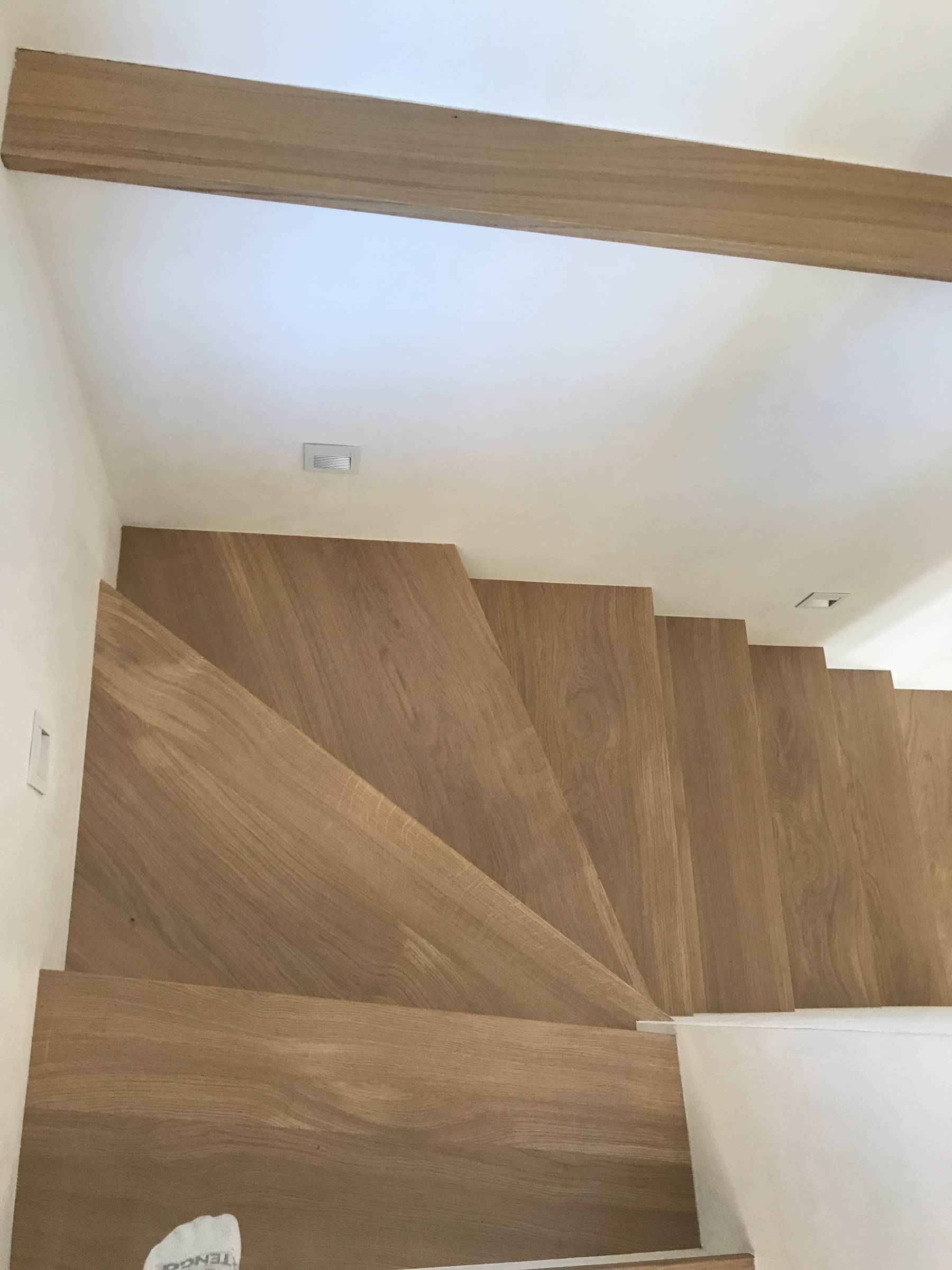 Habillage d'un escalier en chêne massif à Hyères