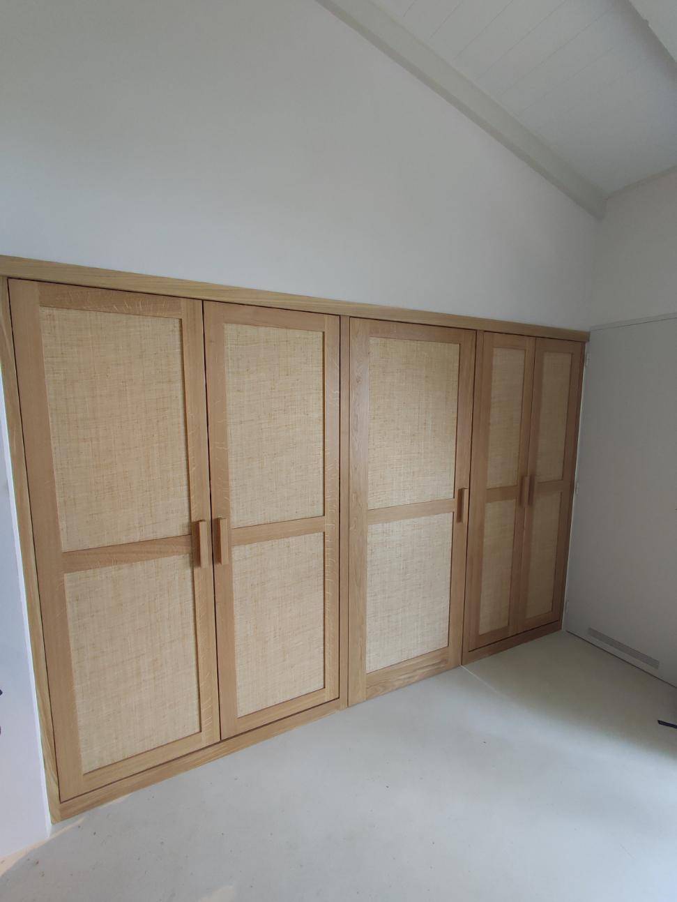 Un placard en bois sur mesure à Hyères, dans le Var