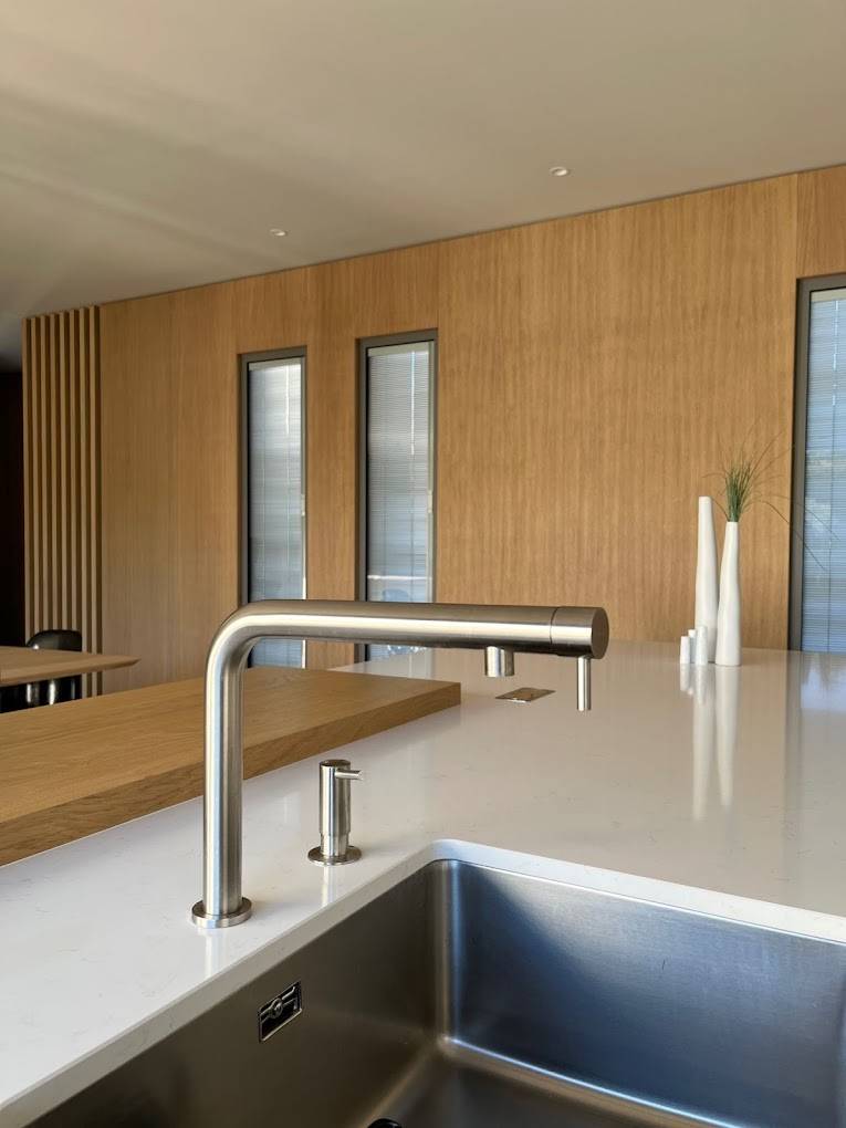 Fabrication et pose d'un aménagement mural en bois sablé à Sanary