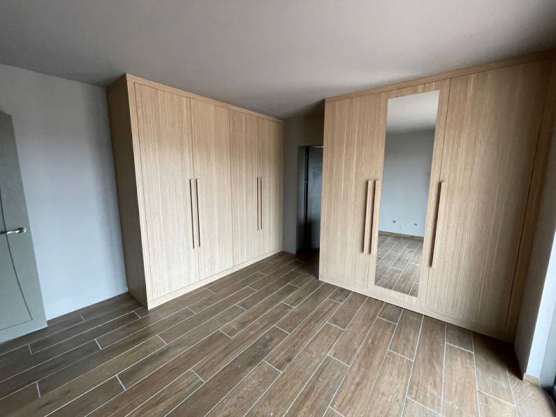 Conception, fabrication et pose de dressing sur mesure en Plexwood à Hyères 