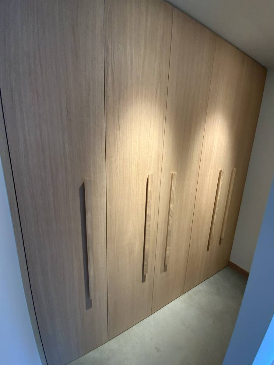 Dressing en bois avec aménagement intérieur au Lavandou 