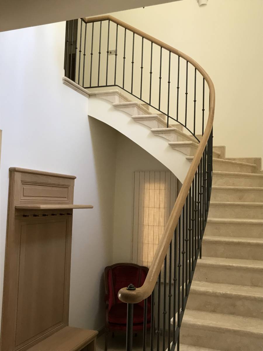 Une main courante en bois pour escalier intérieur à Sanary-sur-Mer