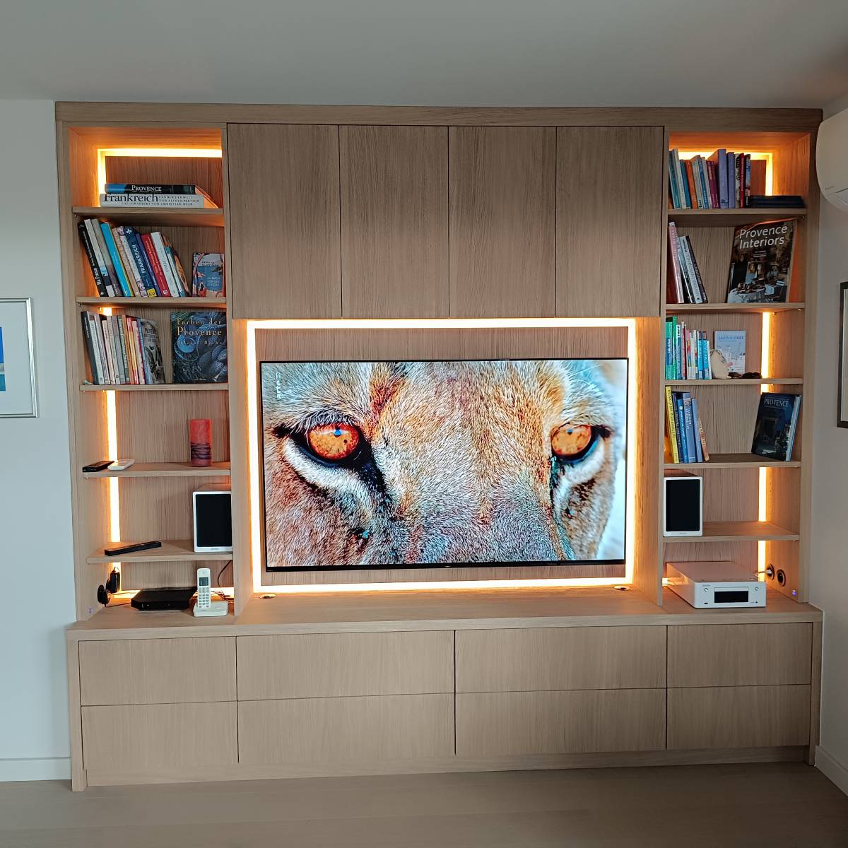 Conception et pose d’un meuble TV bois sur mesure 