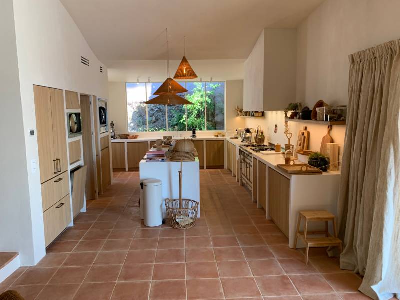 Une cuisine en bois avec plan en résine LG au Lavandou (83)